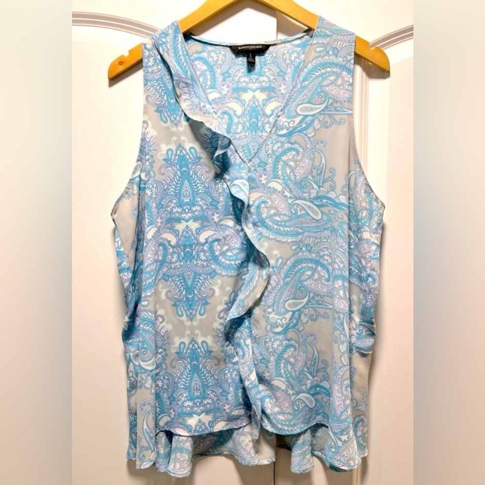 Banana Republic blue & grey paisley v-neck sleeveless peplum top sz L. Like new!